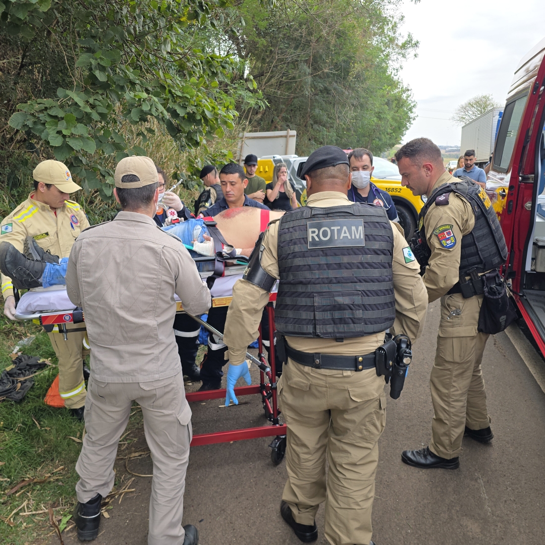 Motociclista sofre acidente grave ao bater na traseira de caminhão na PR-317