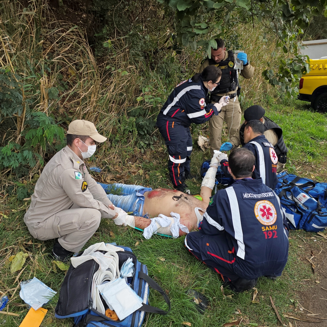 Motociclista sofre acidente grave ao bater na traseira de caminhão na PR-317