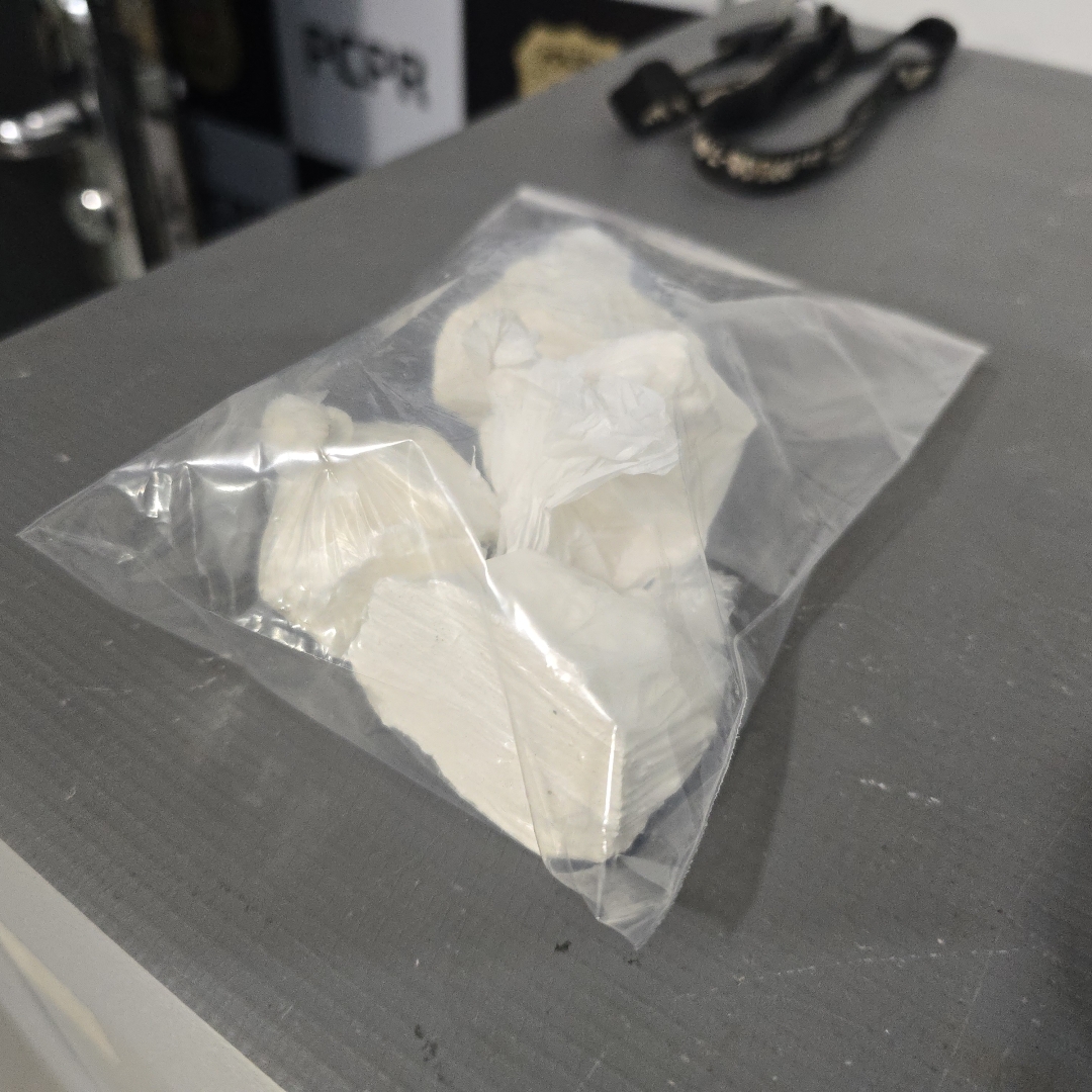 Rapaz envolvido em homicídio é preso com grande quantidade de cocaína e arma de fogo