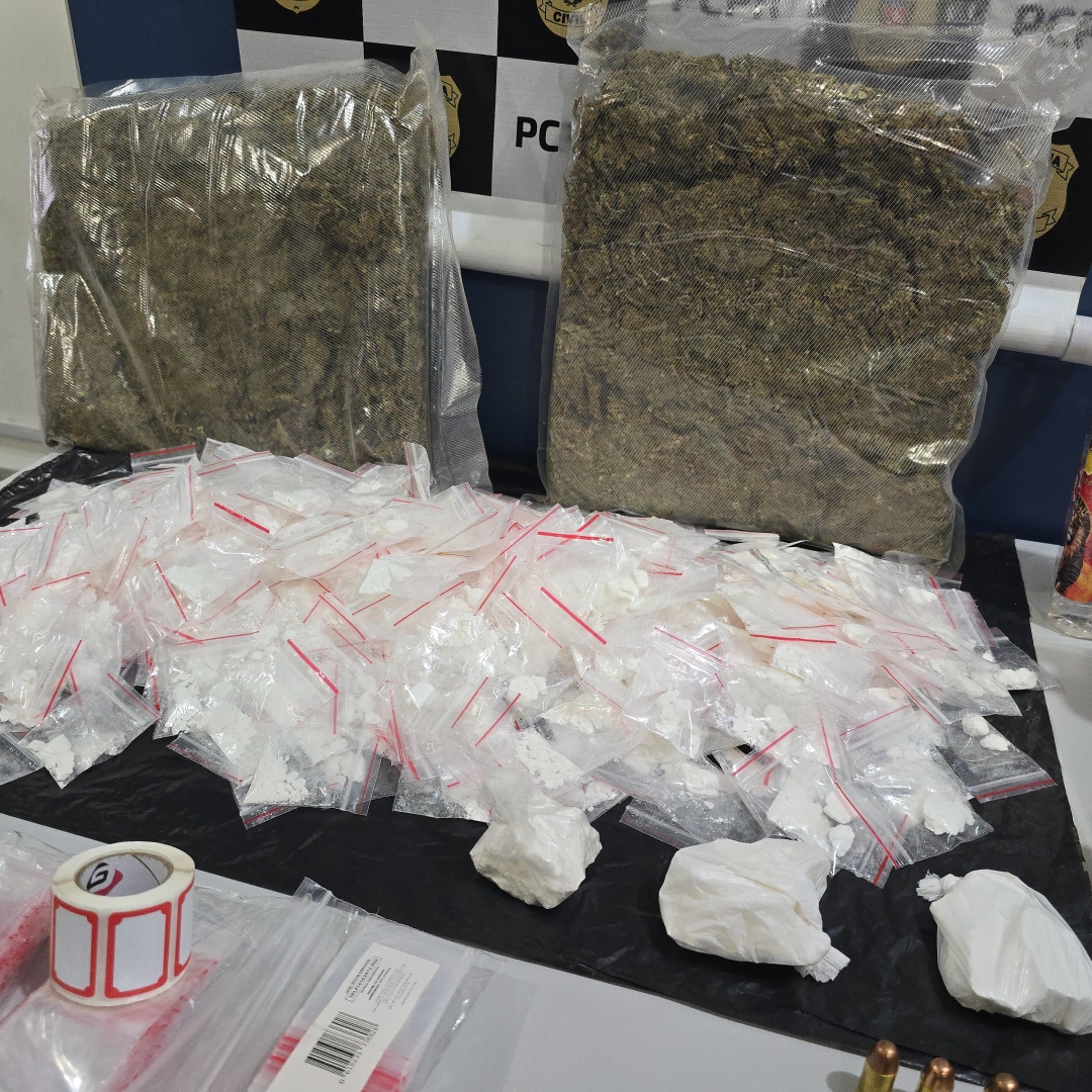 Rapaz envolvido em homicídio é preso com grande quantidade de cocaína e arma de fogo