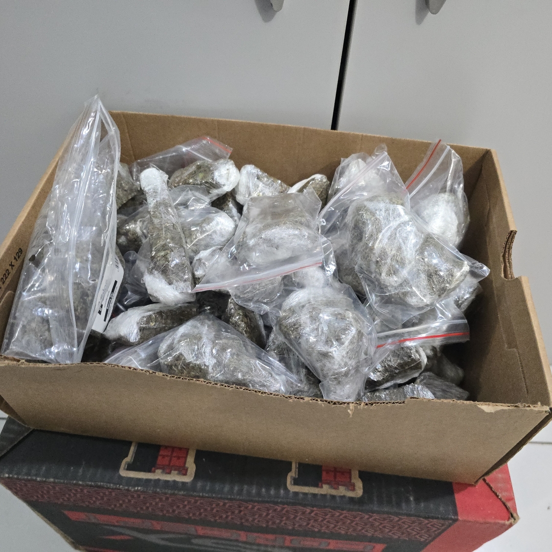Rapaz envolvido em homicídio é preso com grande quantidade de cocaína e arma de fogo