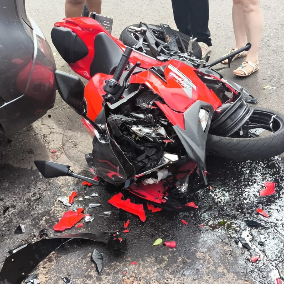 Motociclista sofre acidente grave após motorista invadir preferencial em Maringá