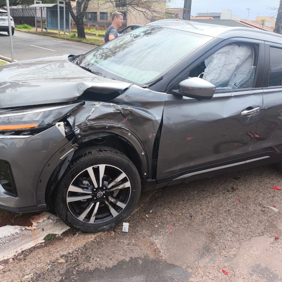 Motociclista sofre acidente grave após motorista invadir preferencial em Maringá
