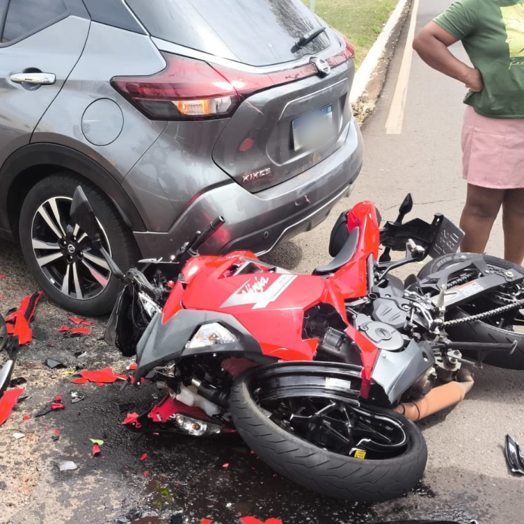 Motociclista sofre acidente grave após motorista invadir preferencial em Maringá