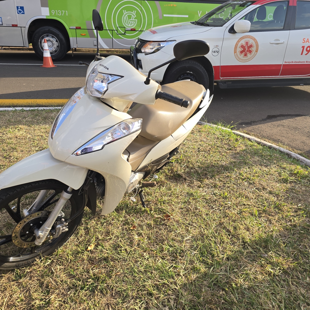 Motociclista sofre trauma de crânio grave ao se envolver em acidente
