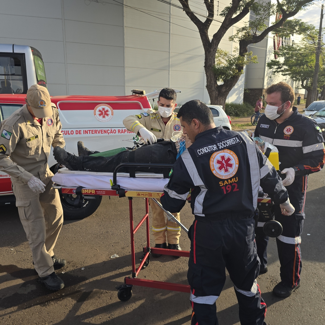 Motociclista sofre trauma de crânio grave ao se envolver em acidente