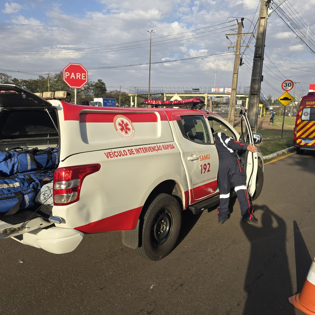 Motociclista sofre trauma de crânio grave ao se envolver em acidente