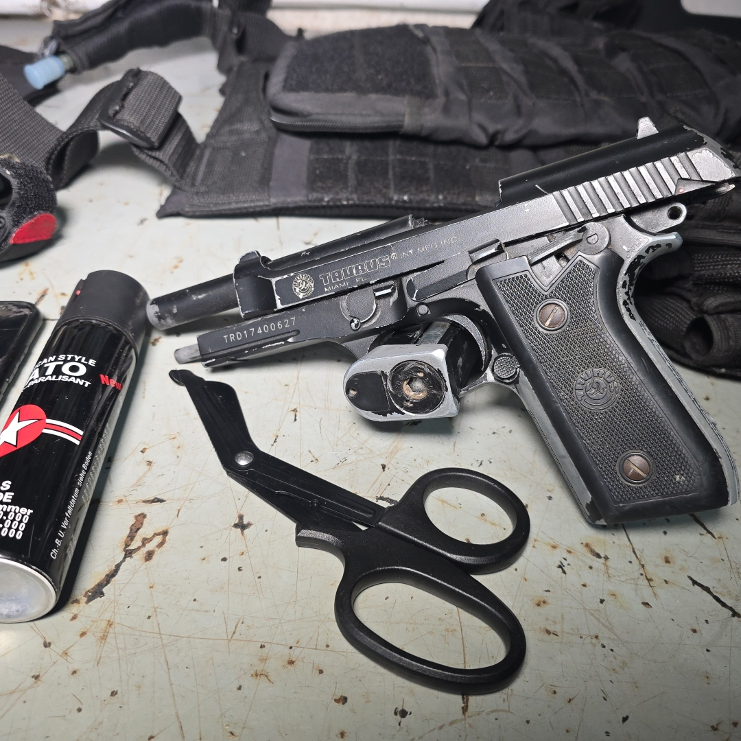 Falso policial penal é preso com arma de brinquedo e colete balístico na cidade de Paiçandu