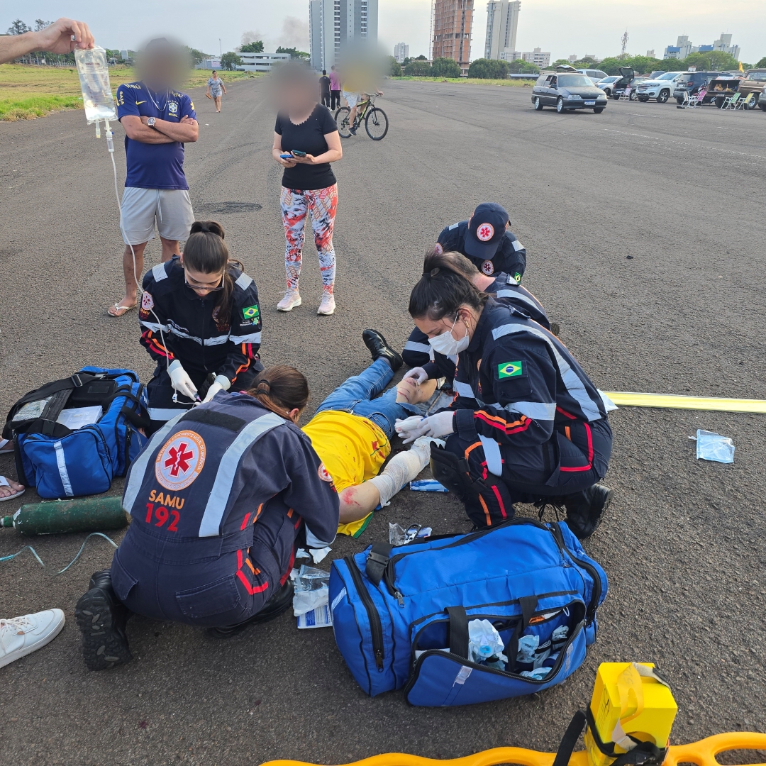 Jovem sem habilitação empina moto e atropela idoso que está na UTI