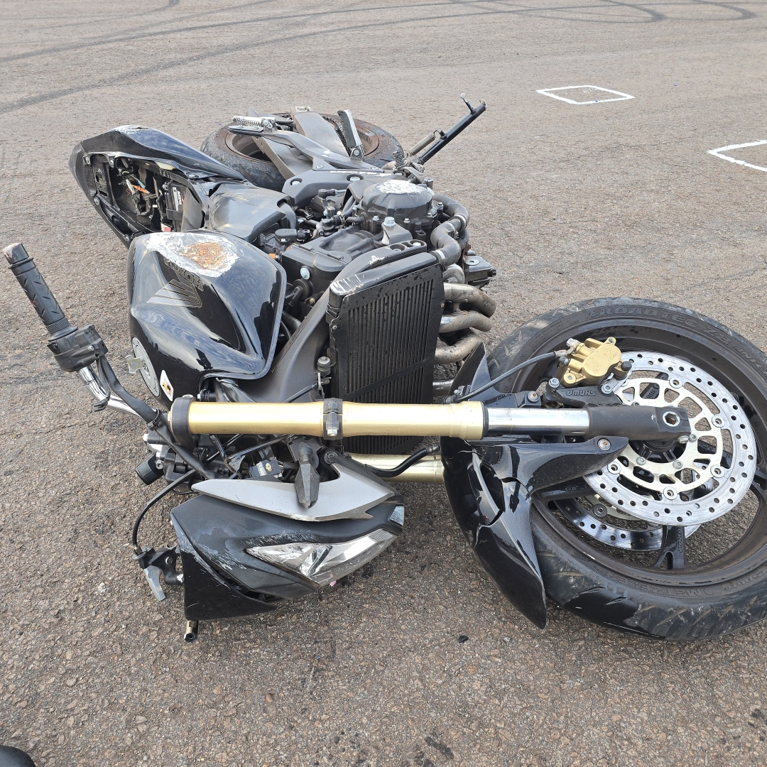 Jovem sem habilitação empina moto e atropela idoso que está na UTI