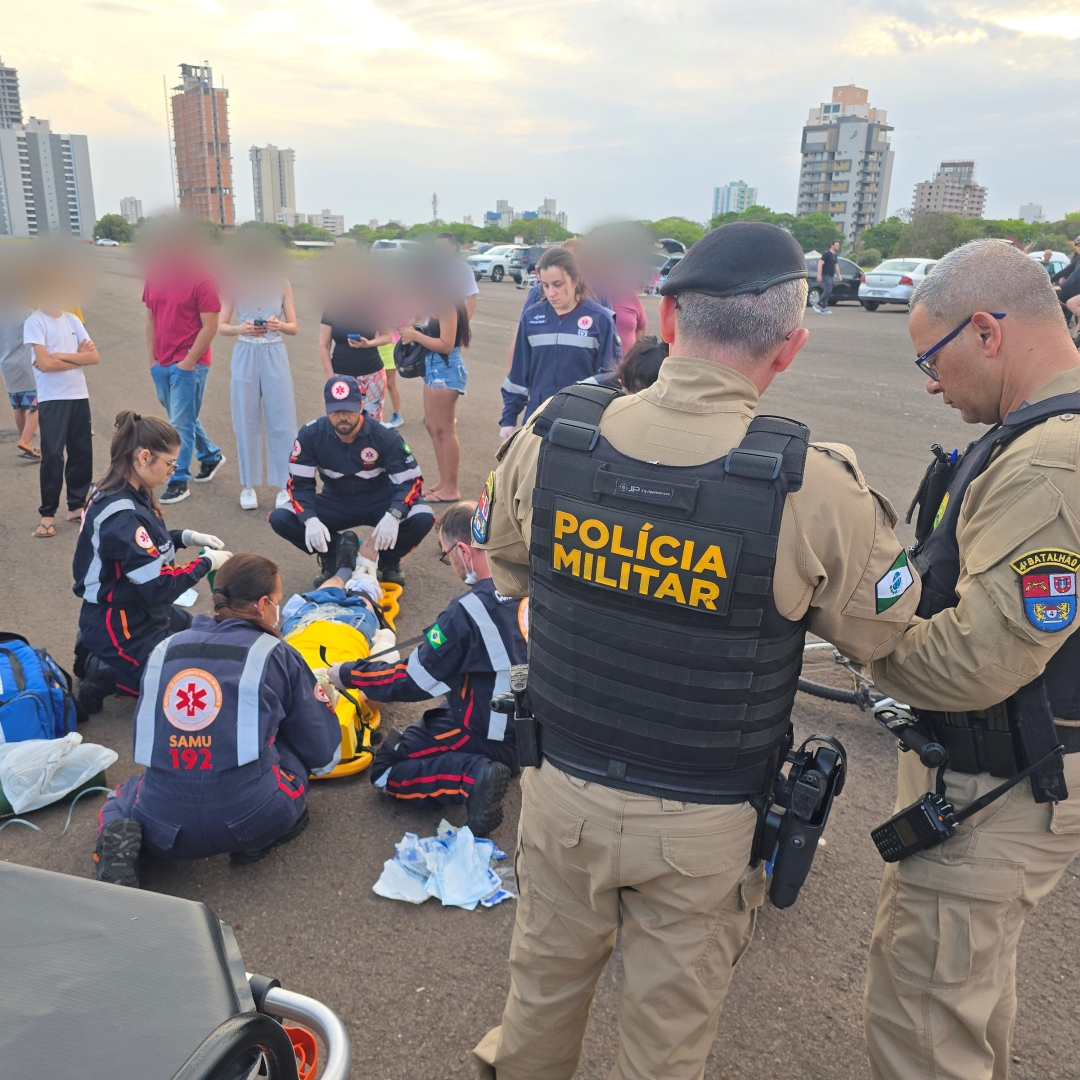 Jovem sem habilitação empina moto e atropela idoso que está na UTI