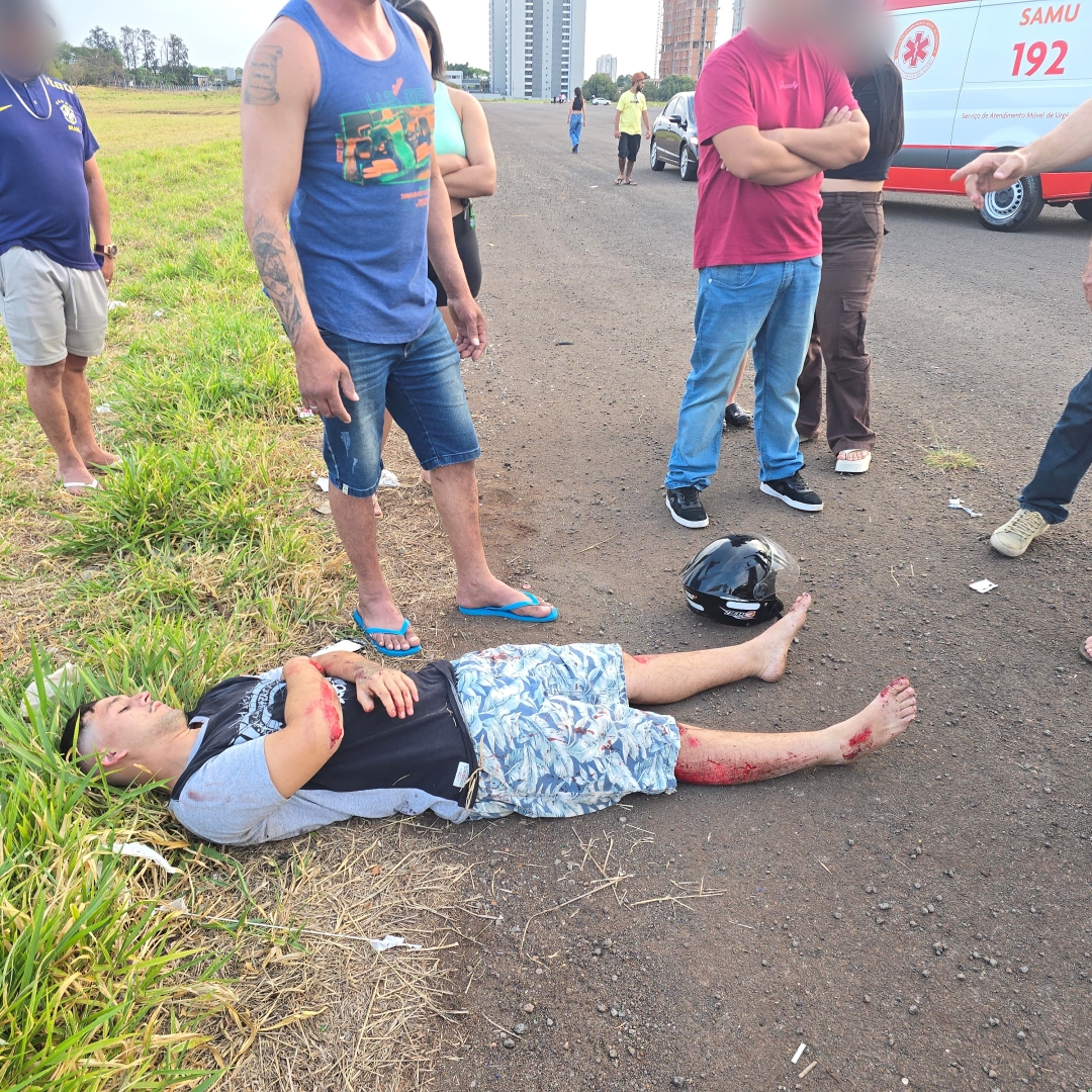 Jovem sem habilitação empina moto e atropela idoso que está na UTI