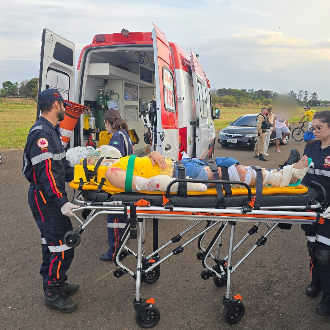 Jovem sem habilitação empina moto e atropela idoso que está na UTI