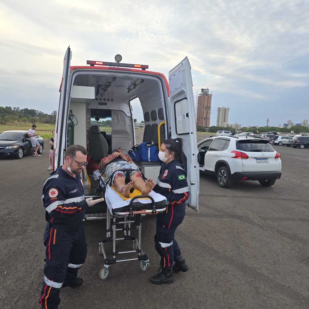 Jovem sem habilitação empina moto e atropela idoso que está na UTI