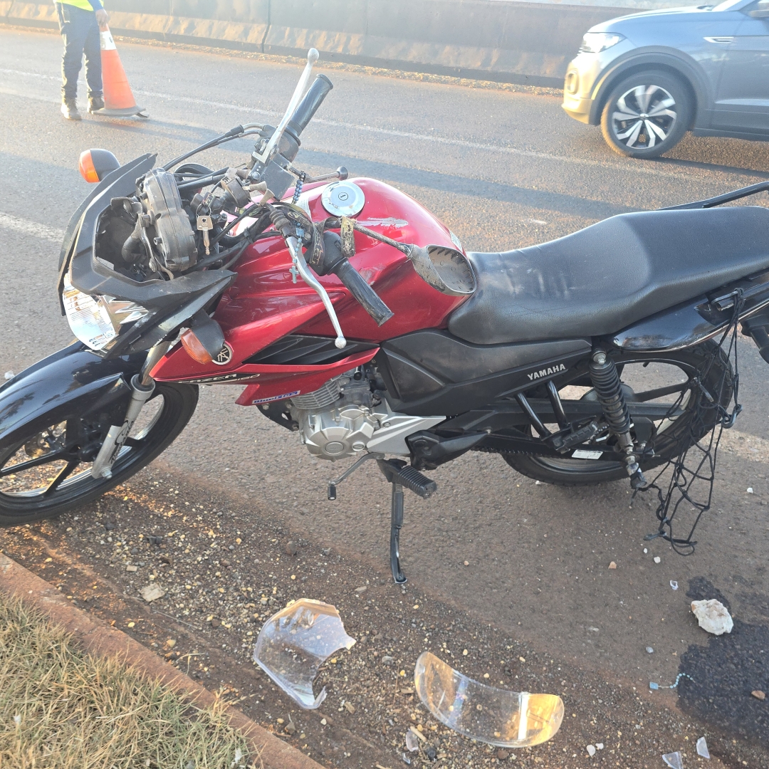 Motociclista de 24 anos sofre acidente grave próximo do trevo do Catuaí