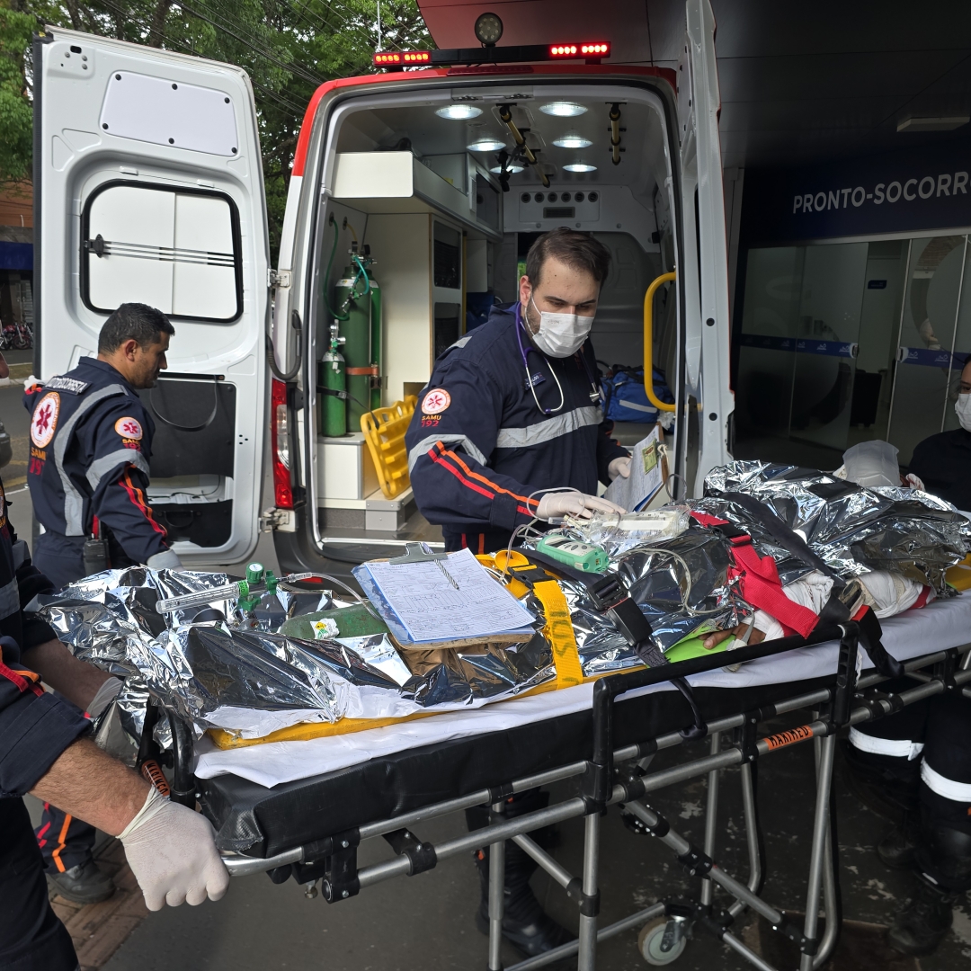Homem de 32 anos é internado em estado grave após sofrer queda de telhado de empresa