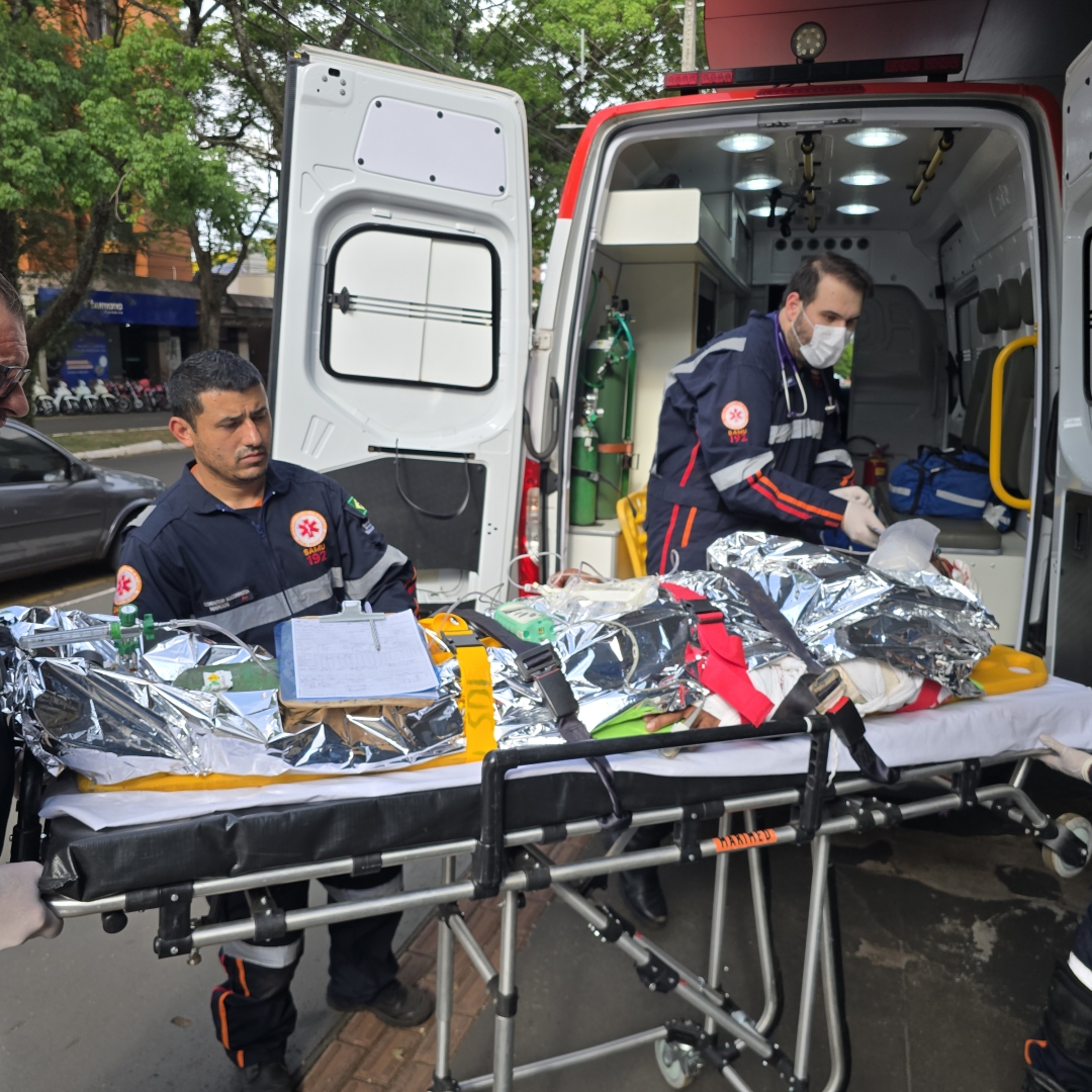 Homem de 32 anos é internado em estado grave após sofrer queda de telhado de empresa