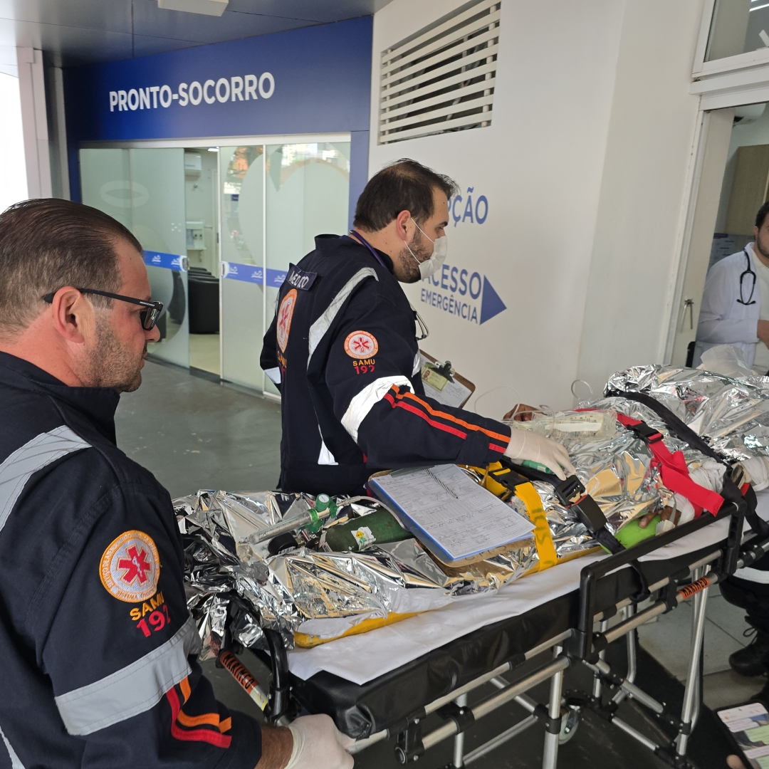 Homem de 32 anos é internado em estado grave após sofrer queda de telhado de empresa