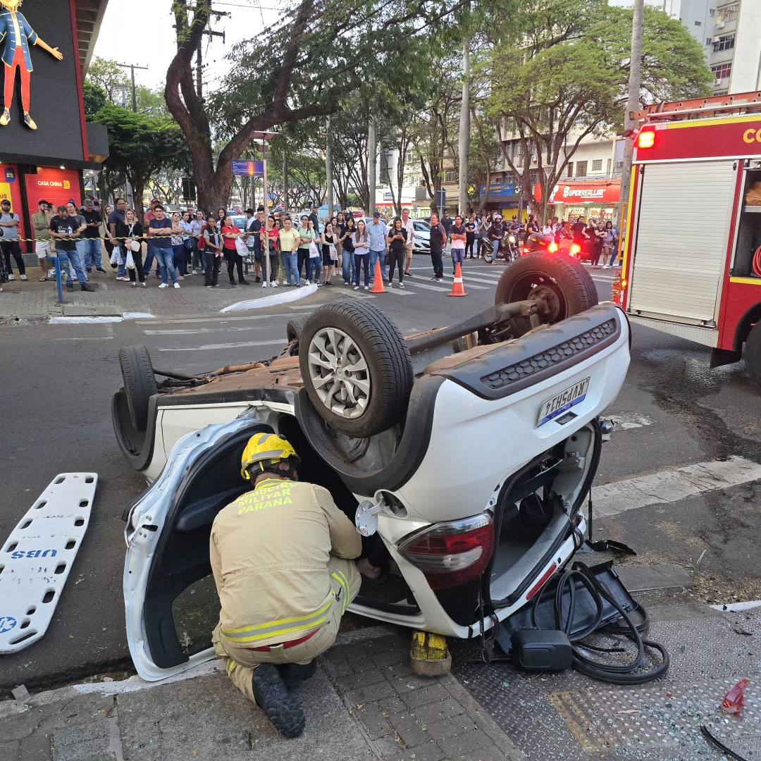 Mulher é socorrida após capotar automóvel no centro de Maringá