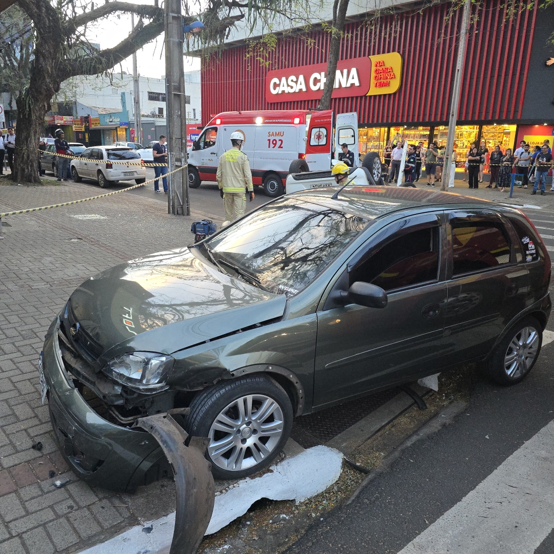 Mulher é socorrida após capotar automóvel no centro de Maringá