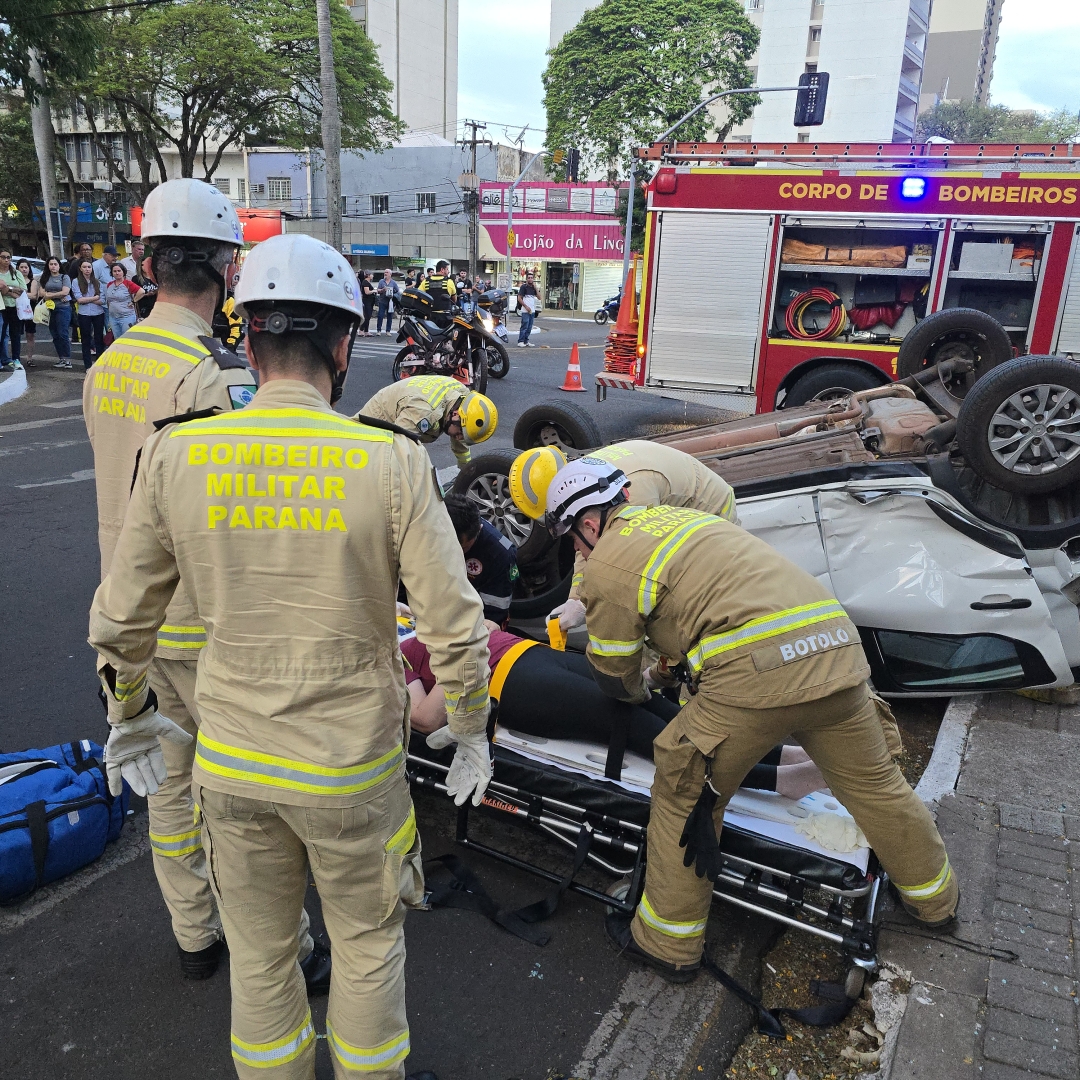 Mulher é socorrida após capotar automóvel no centro de Maringá