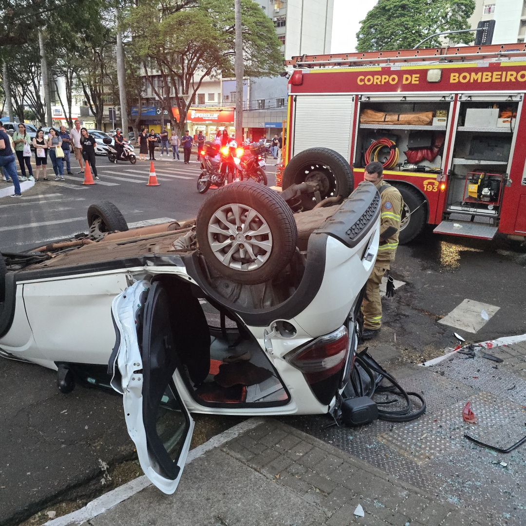 Mulher é socorrida após capotar automóvel no centro de Maringá