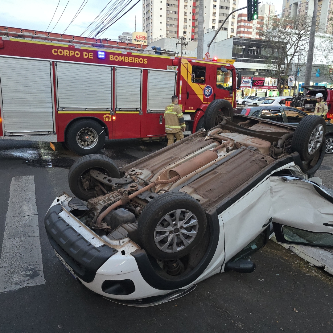 Mulher é socorrida após capotar automóvel no centro de Maringá