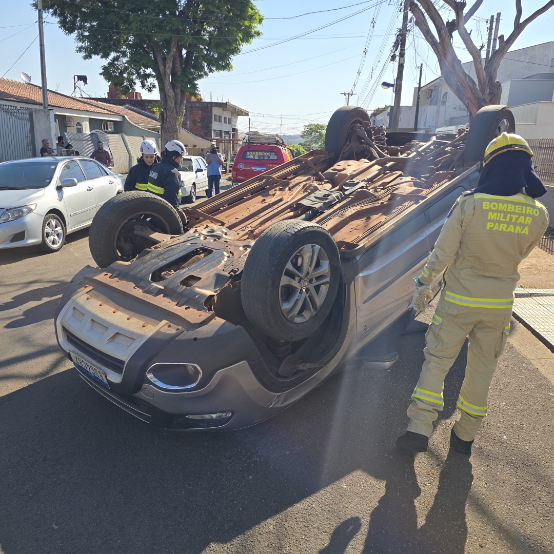 Mãe e filha ficam feridas após carro capotar no Parque das Laranjeiras
