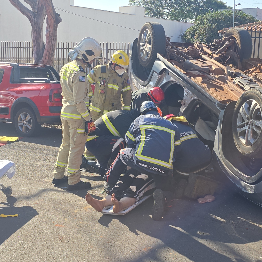 Mãe e filha ficam feridas após carro capotar no Parque das Laranjeiras