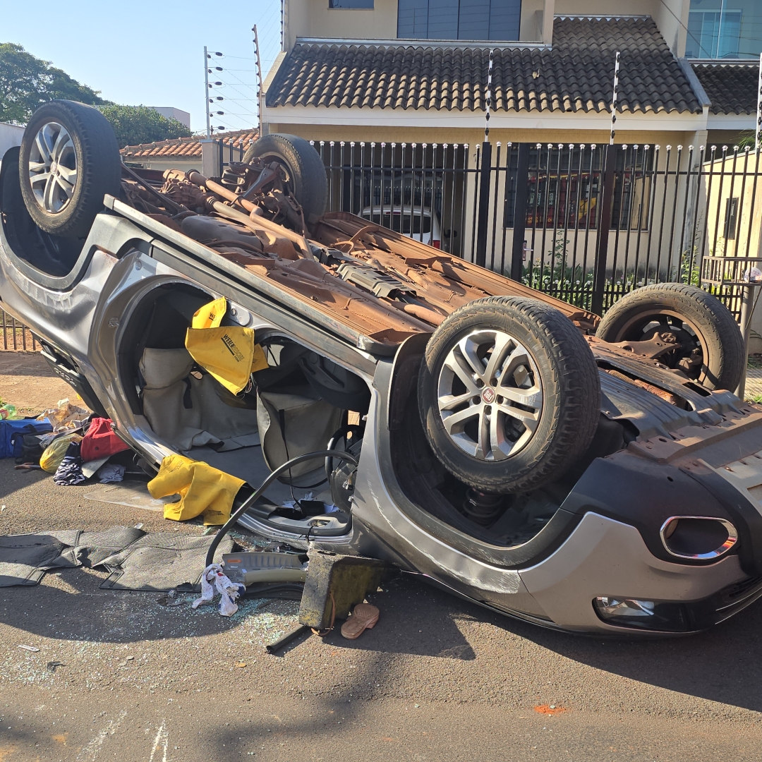 Mãe e filha ficam feridas após carro capotar no Parque das Laranjeiras