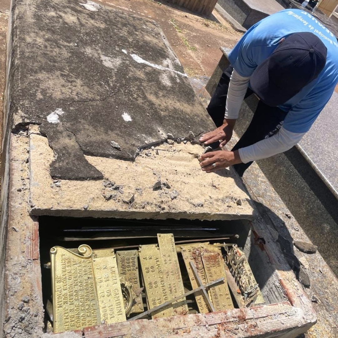 Ladrões estavam escondendo placas de túmulos dentro de uma cova