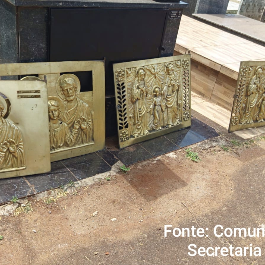 Ladrões estavam escondendo placas de túmulos dentro de uma cova