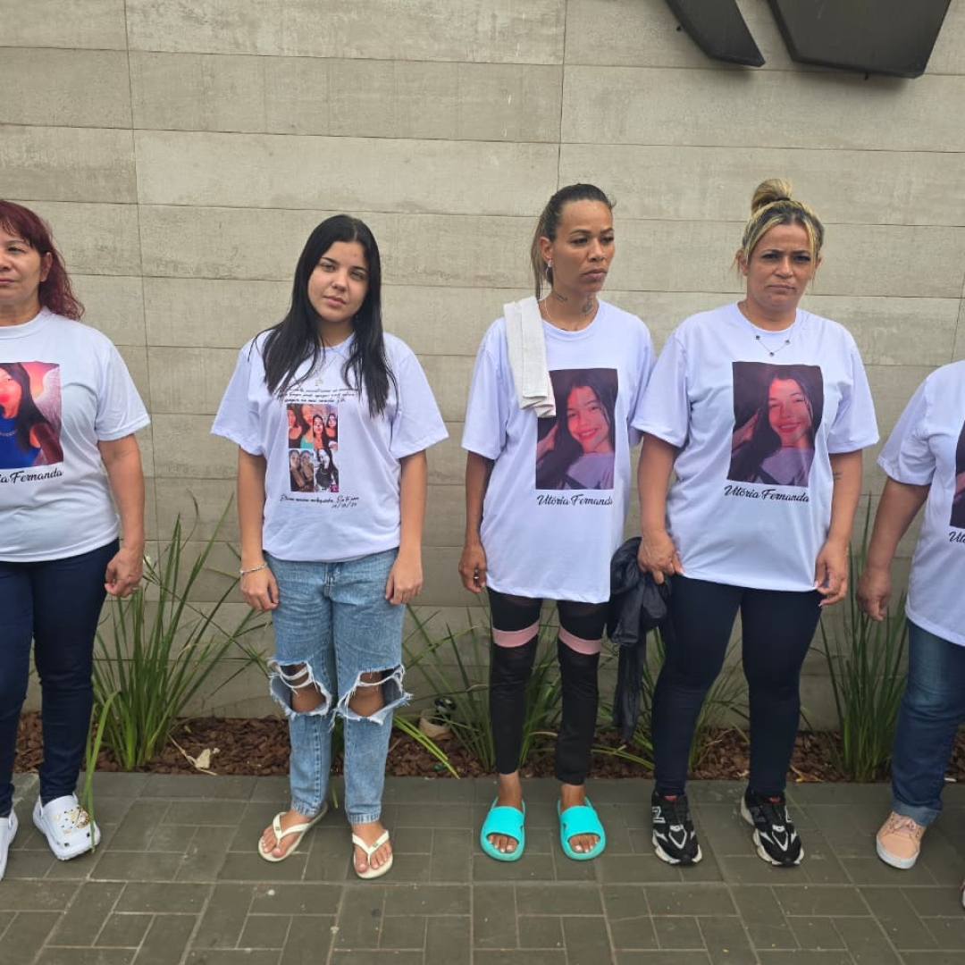 Jovem que foi vítima de bala perdida é sepultada sob forte comoção