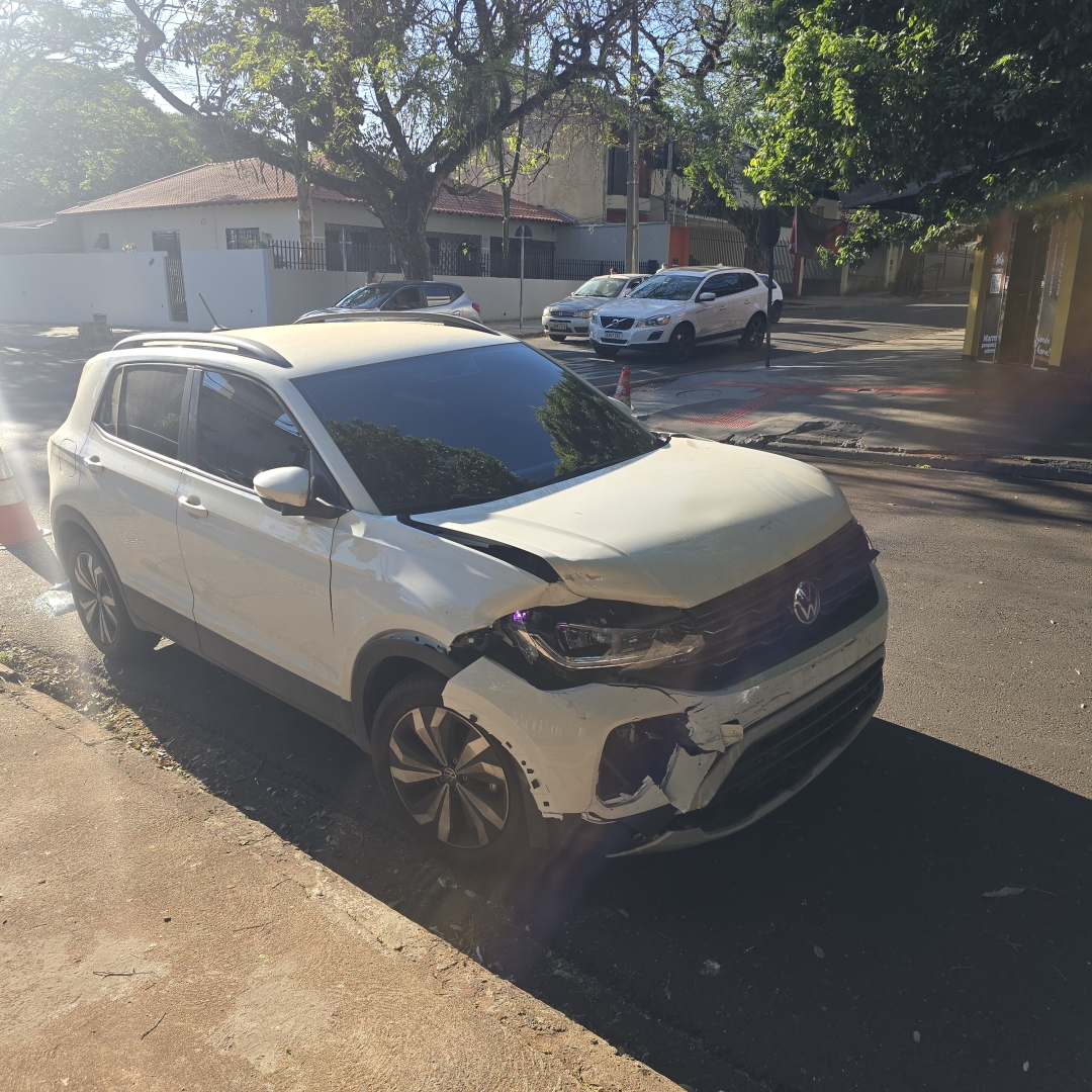 Motorista fica ferido após automóvel cruzar preferencial na zona 7
