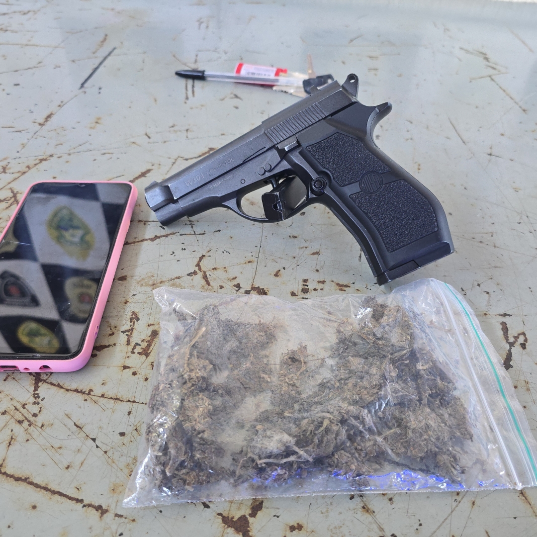 Homem com tornozeleira tenta praticar roubo com arma e acaba preso pela ROMU