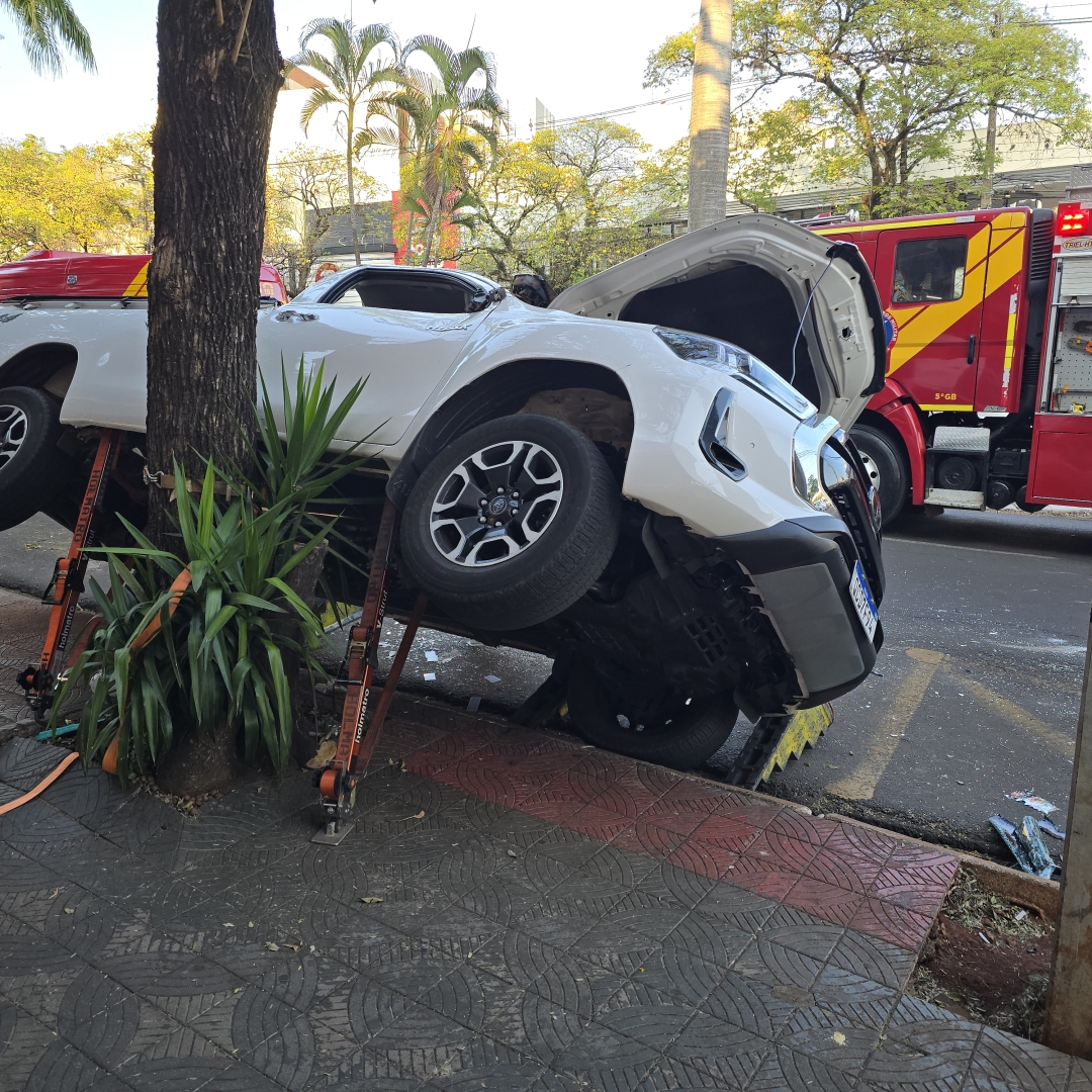 Mulher é socorrida após caminhonete capotar na Avenida Paraná