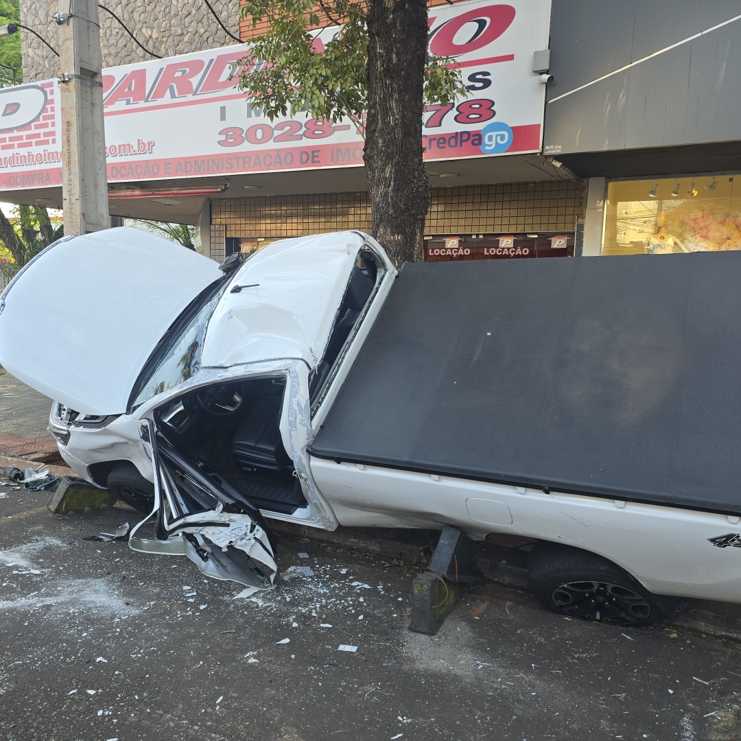 Mulher é socorrida após caminhonete capotar na Avenida Paraná