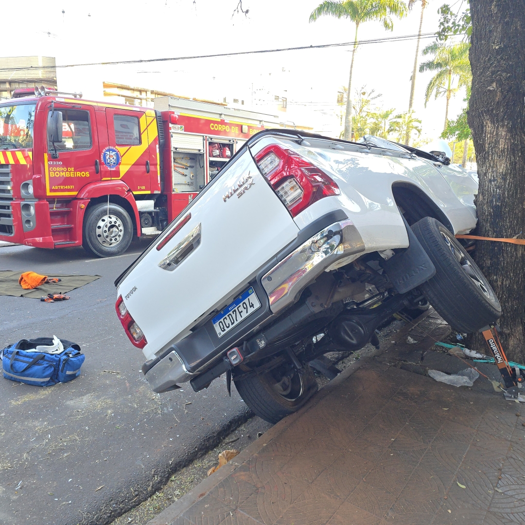Mulher é socorrida após caminhonete capotar na Avenida Paraná