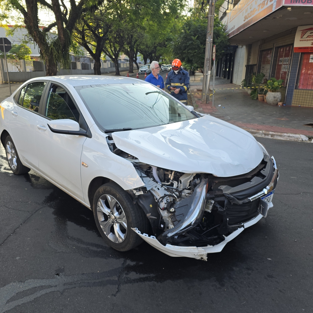 Mulher é socorrida após caminhonete capotar na Avenida Paraná