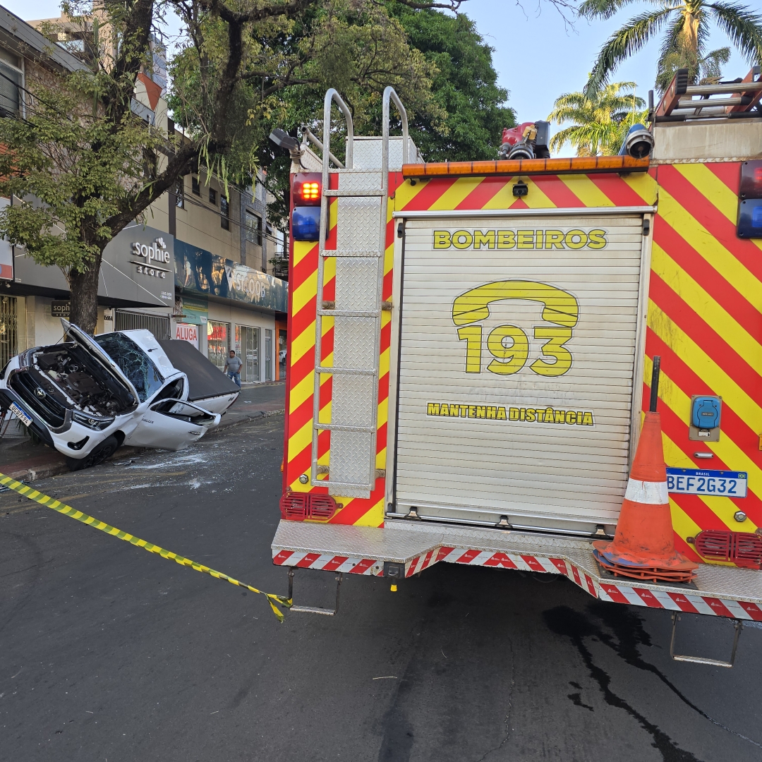 Mulher é socorrida após caminhonete capotar na Avenida Paraná