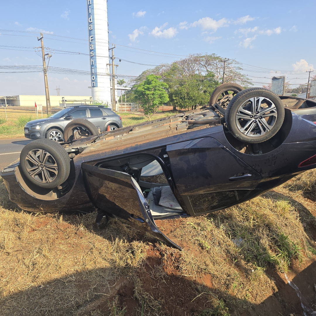 Mulher é socorrida após capotar na rodovia PR-317
