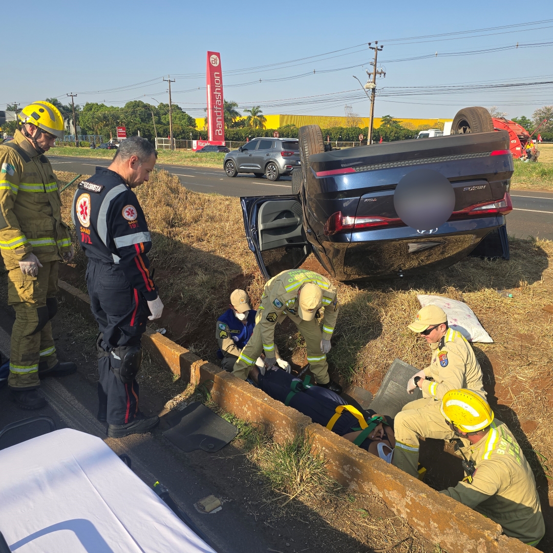 Mulher é socorrida após capotar na rodovia PR-317