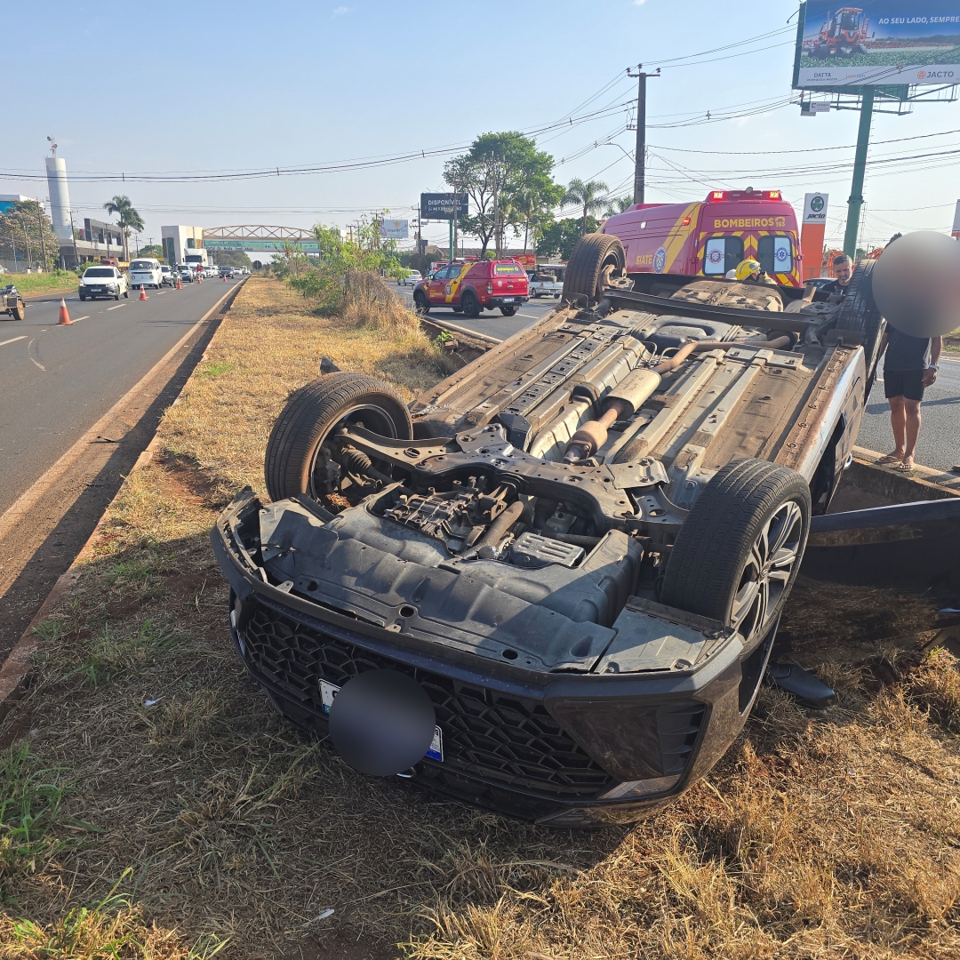 Mulher é socorrida após capotar na rodovia PR-317
