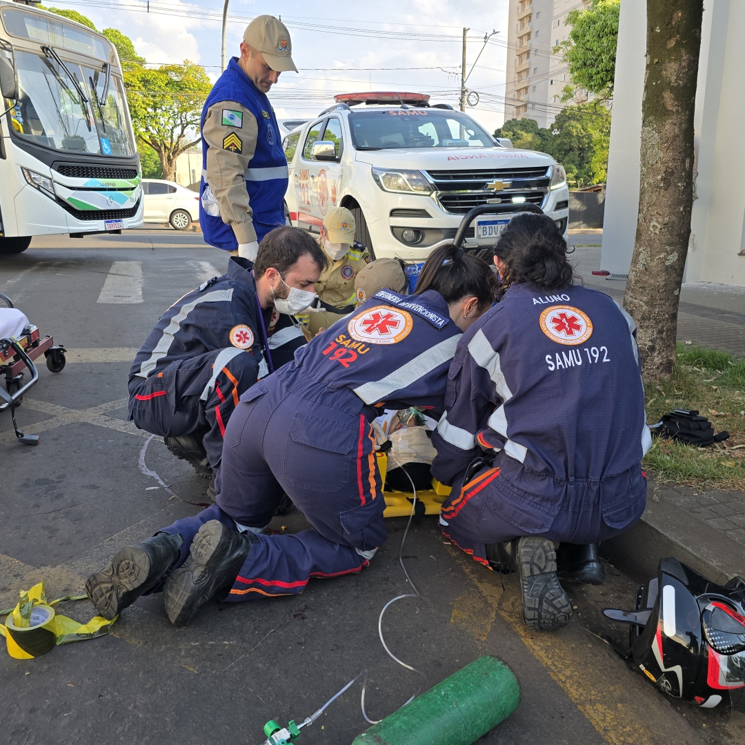 Acidente entre moto e ônibus deixa rapaz de 19 anos em estado grave