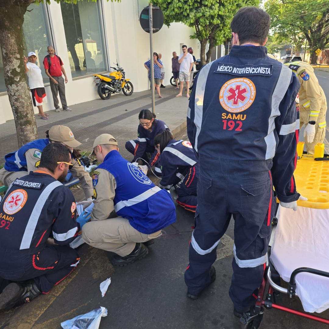 Acidente entre moto e ônibus deixa rapaz de 19 anos em estado grave
