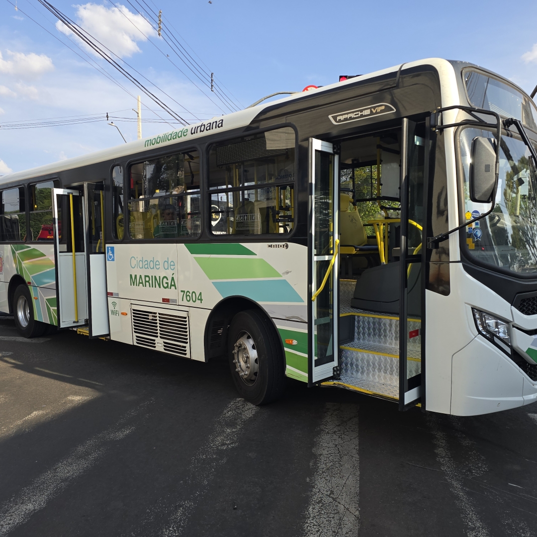Acidente entre moto e ônibus deixa rapaz de 19 anos em estado grave