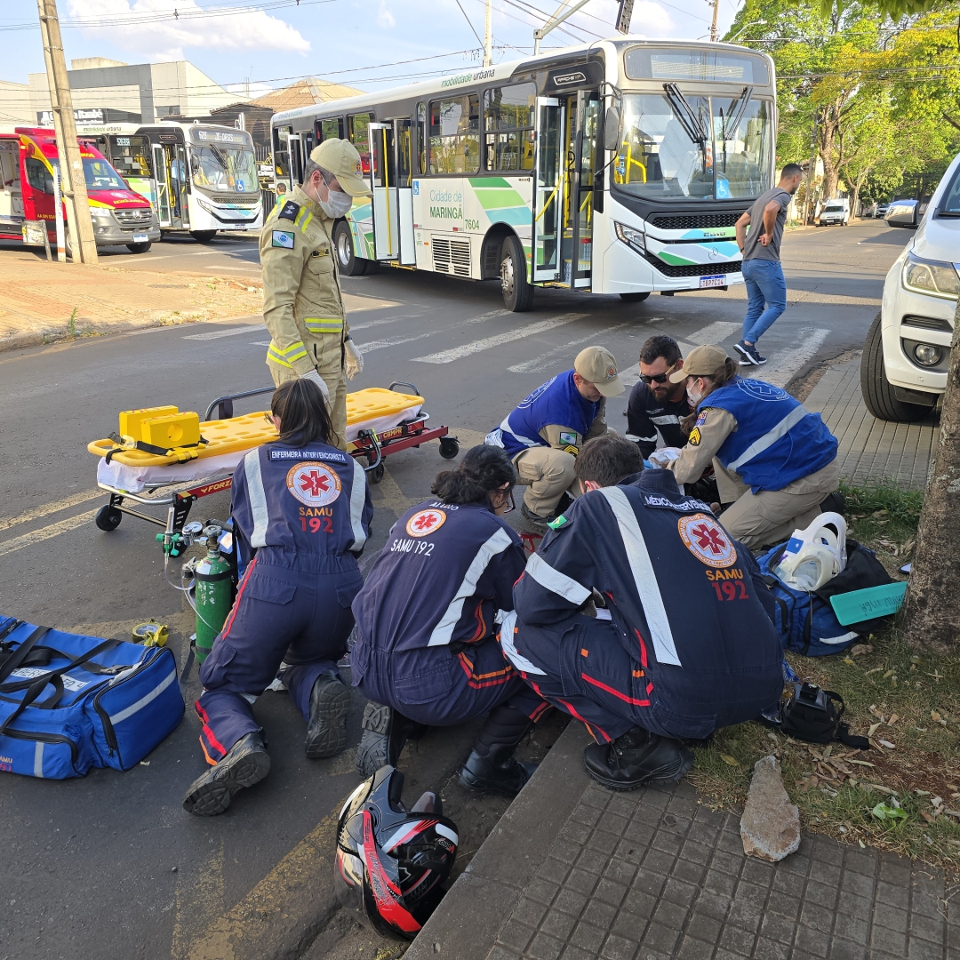 Acidente entre moto e ônibus deixa rapaz de 19 anos em estado grave
