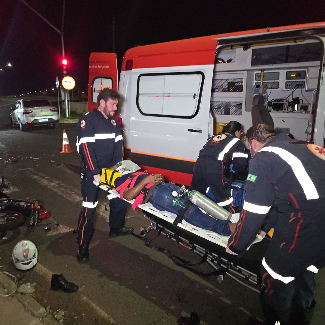 Homem de 42 anos sofre acidente grave ao bater de frente com automóvel