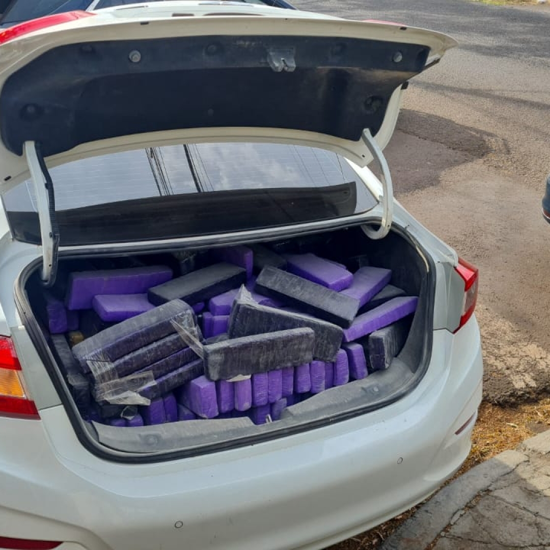 Perseguição em Maringá termina com casal preso e quase meia tonelada de drogas apreendidas