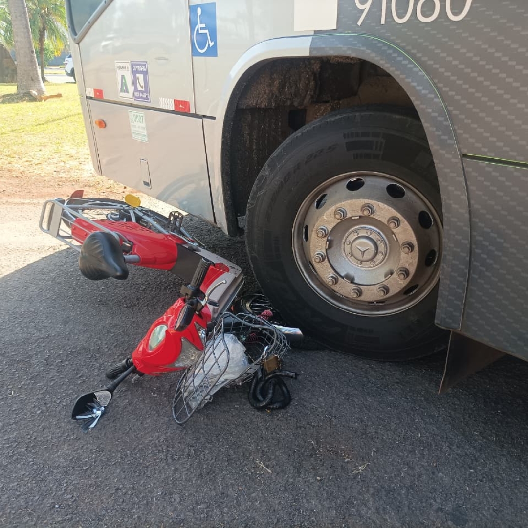 Mulher escapa da morte ao se envolver em acidente com ônibus da Viação Garcia